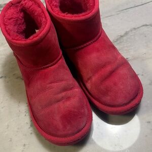 Ugg mini size 4